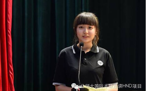 杜婧同学代表2015级全体新生发言